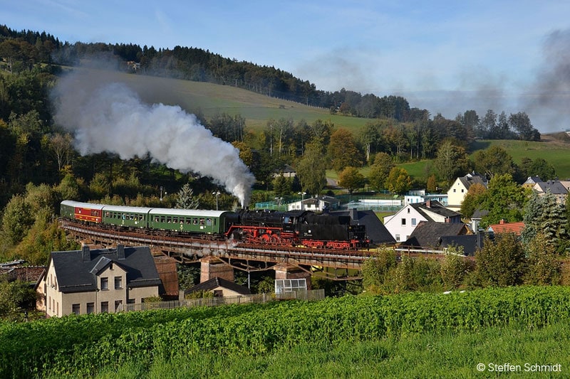 Dampflok und historischer Museumszug des Vereins Sächsischer Eisenbahnfreunde