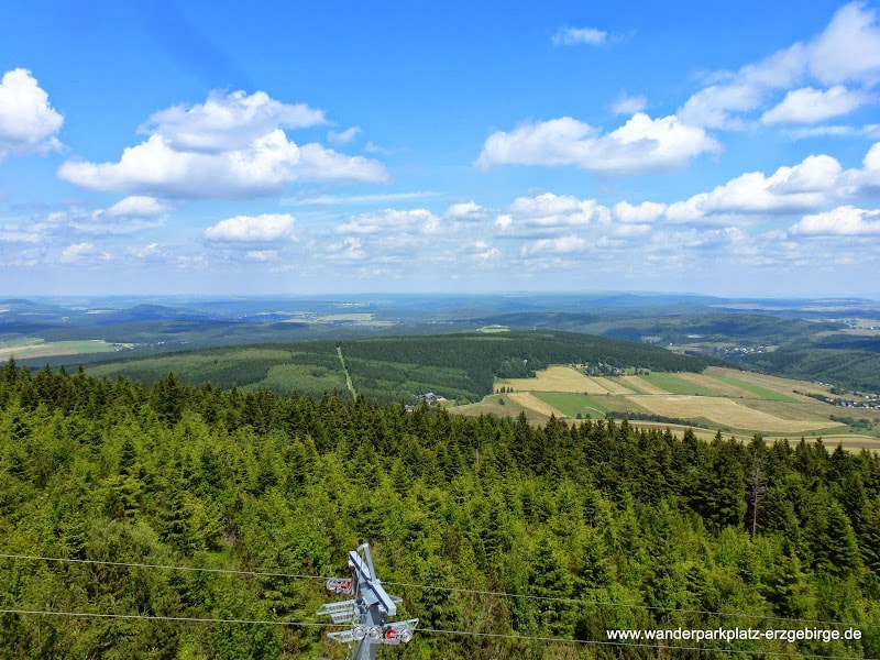 Blick ins Erzgebirge vom Fichtelberg