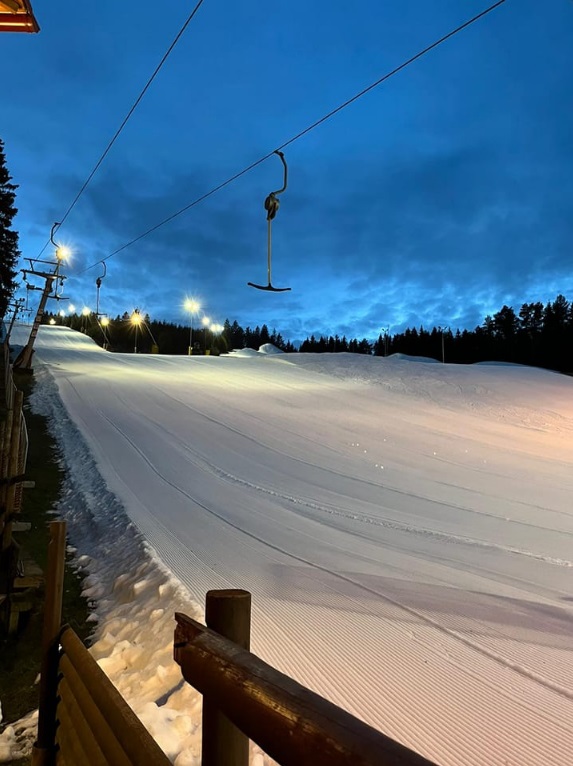 am 02.01.2023 sind etwa 50 cm Schneeauflage im Ski areál Potůčky vorhanden