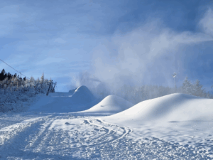 Beschneiung der Skipiste am Skilift in Potůčky