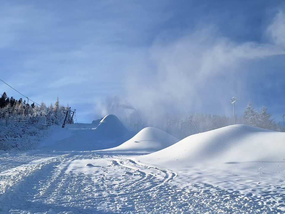 Beschneiung der Skipiste am Skilift in Potůčky