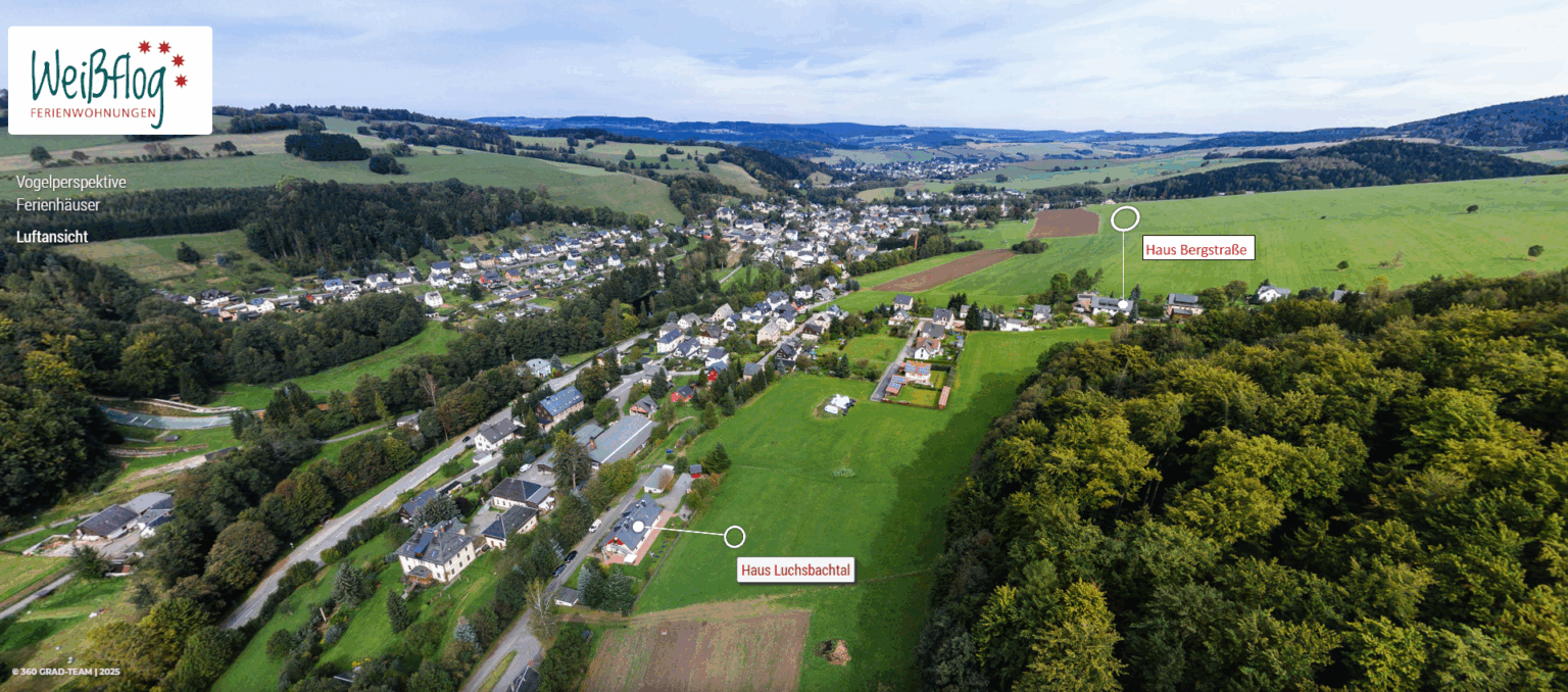 Ein Drohnenbild von der Ortschaft Pöhla. Markiert sind die beiden Standorte von Ferienwohnungen Weißflog.