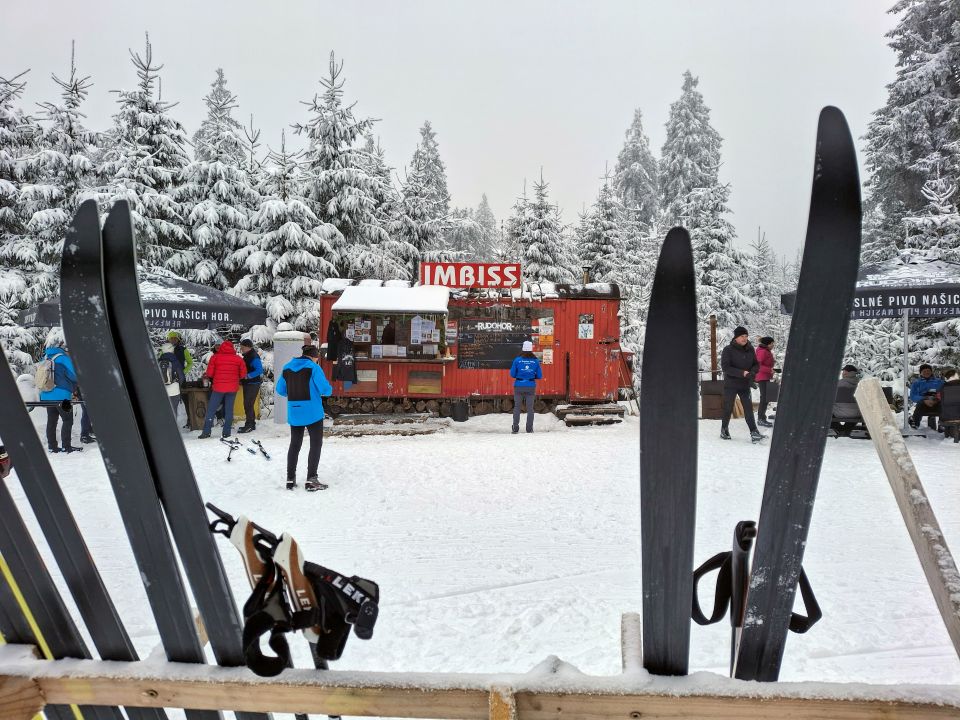 Imbissbude im verschneiten Wald